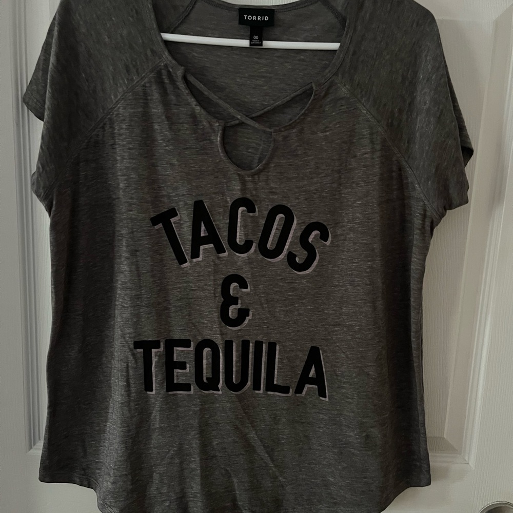 Torrid Gray Short Sleeve T-Shirt with Cut Out